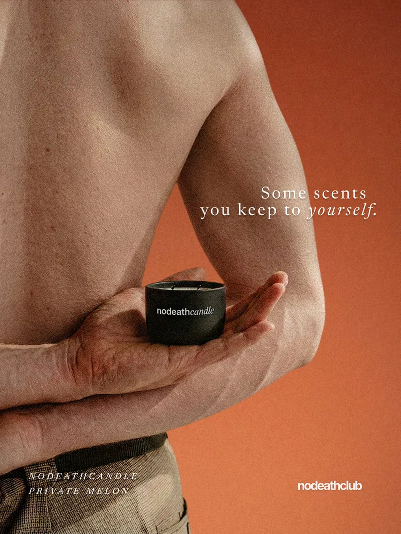 Vela preta sobre fundo terracota: some scents you keep to yourself