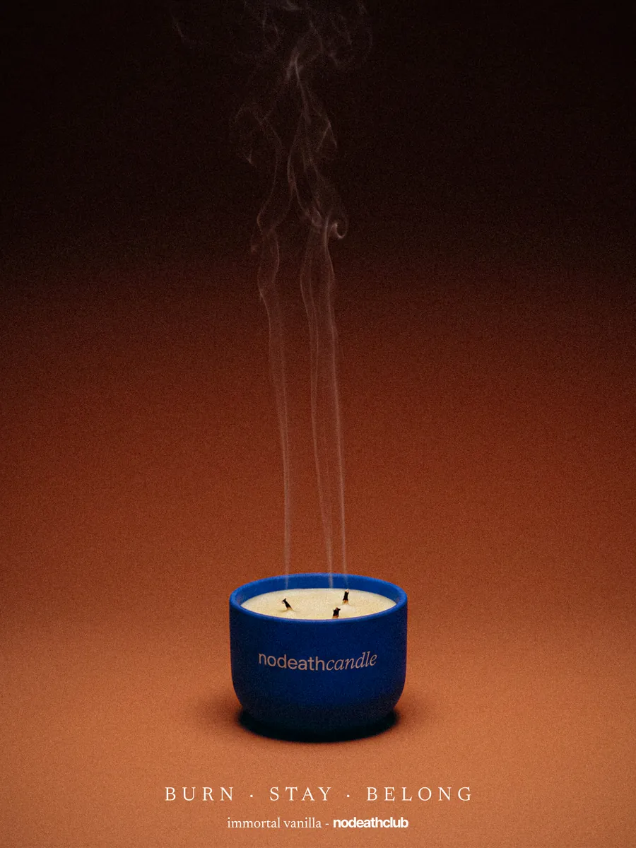 Vela nodeathcandle azul sobre fundo terracota, com fumaça