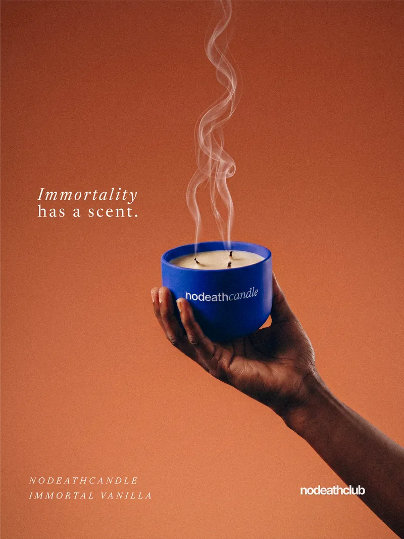 Mão segurando a vela azul acesa: immortality has a scent